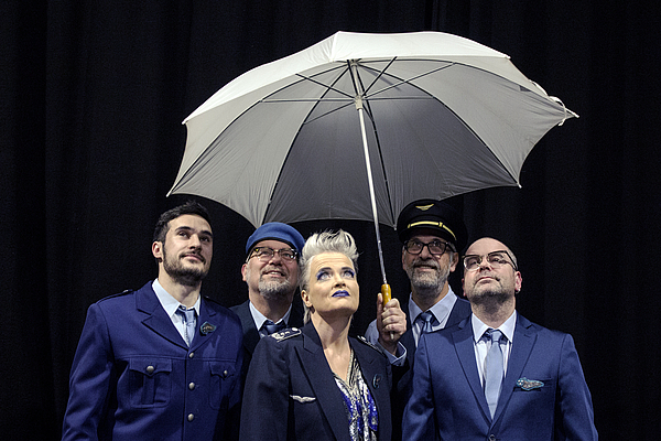 CAROLIN WEBER und die Flugbegleiter