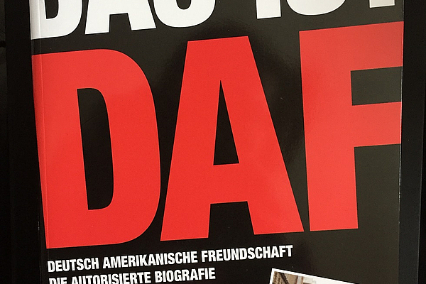 VERSCHWENDE DEINE JUGEND